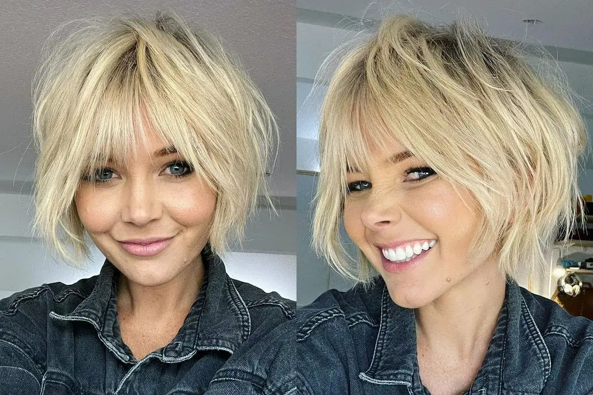 Kobieta z blond włosami w stylowym bixie cut, z grzywką i lekko potarganymi pasmami. Uśmiecha się do aparatu.